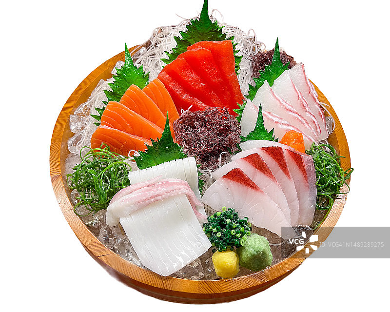 盛放在饭切中的生鱼片拼盘（食物模型）图片素材