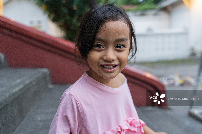 微笑的小女孩图片素材