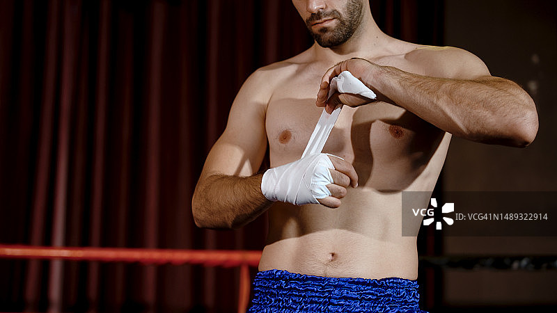 身材魁梧的男拳击手准备进行拳击练习图片素材
