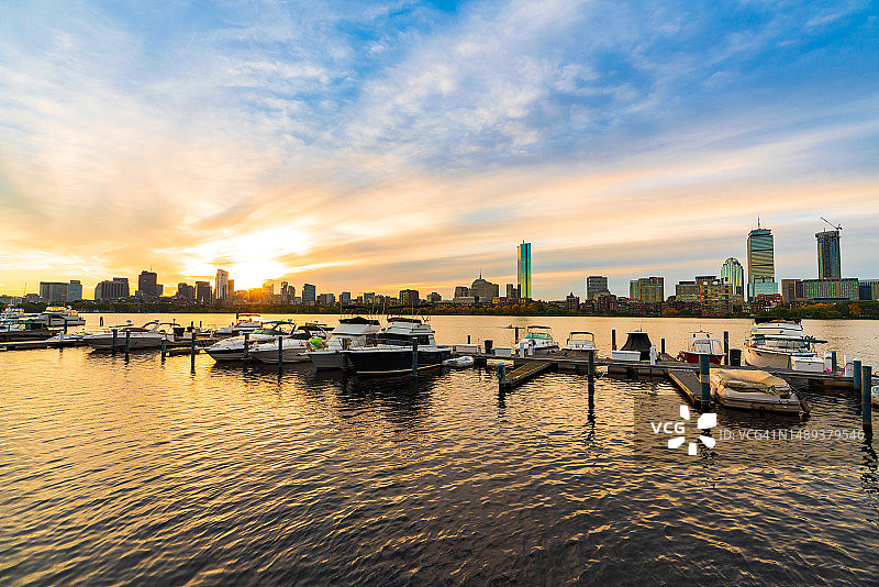 美国马萨诸塞州波士顿港黄昏全景图片素材