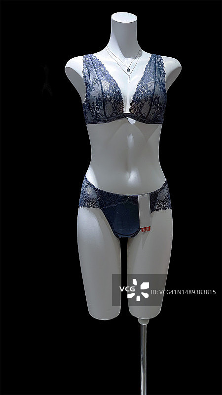 黑色背景下的内衣图片素材