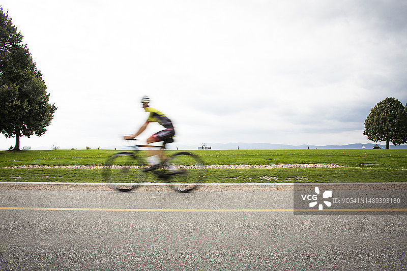 在伯灵顿海滨公园的骑行者图片素材