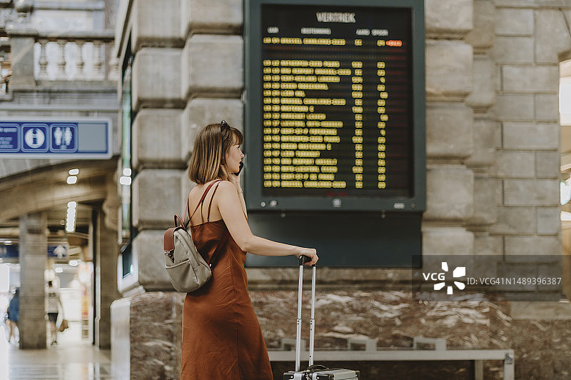在安特卫普火车站内的女游客图片素材