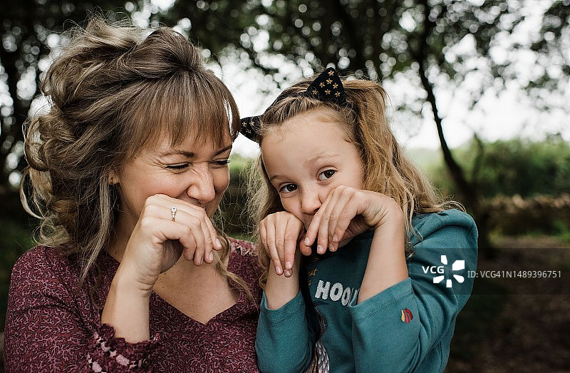 假装是猫一起玩耍的母女图片素材
