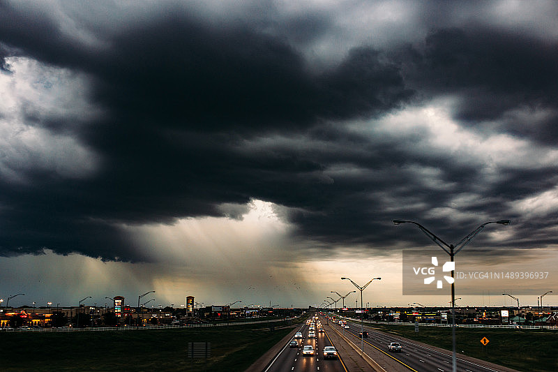 城市上空乌云密布，大雨倾盆图片素材