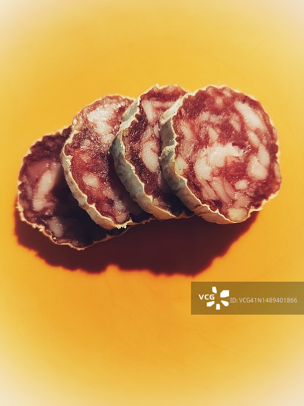 盘子里的萨拉米香肠切片图片素材