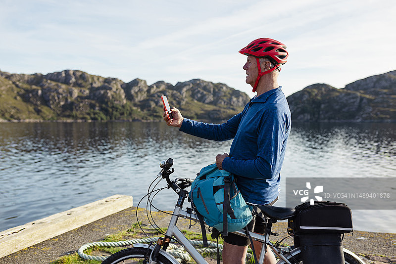 乡村骑行保持联系图片素材