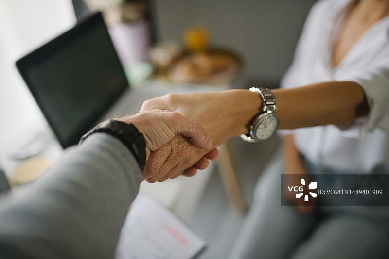 女人与男人握手的特写图片素材