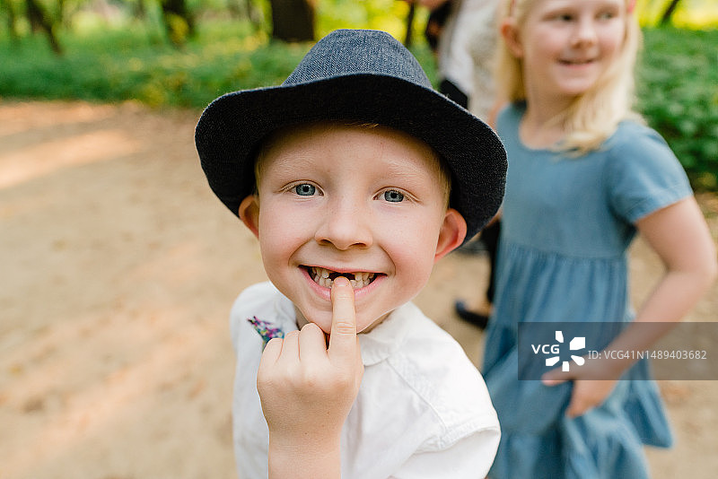 特写：小男孩指着他的门牙图片素材