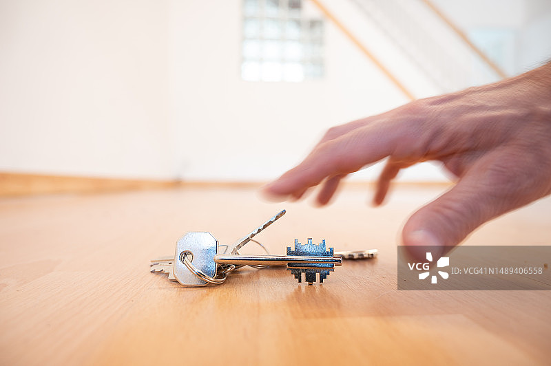 一个人去捡地上的钥匙图片素材