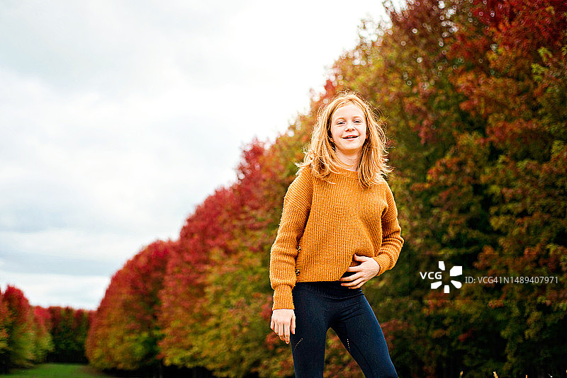 快乐少女在秋日树林中图片素材
