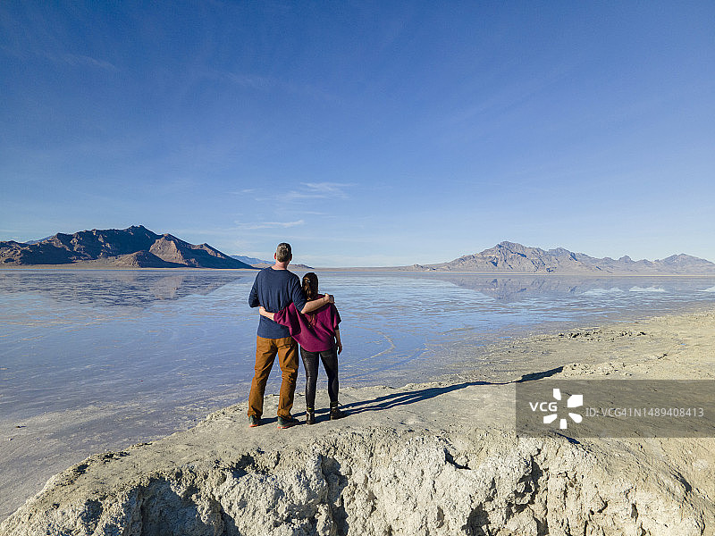 两个朋友在博纳维尔盐滩欣赏风景图片素材