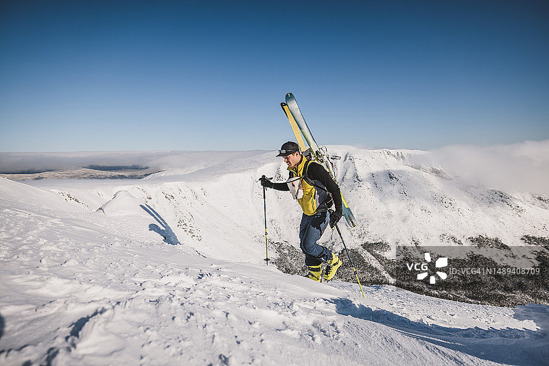 滑雪登山者接近缅因州卡塔丁山的冬季山顶图片素材