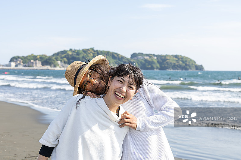 一家兄弟姐妹庆祝姐姐的生日图片素材