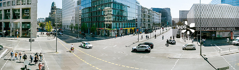 柏林米特区全景，繁忙的街道和办公楼图片素材
