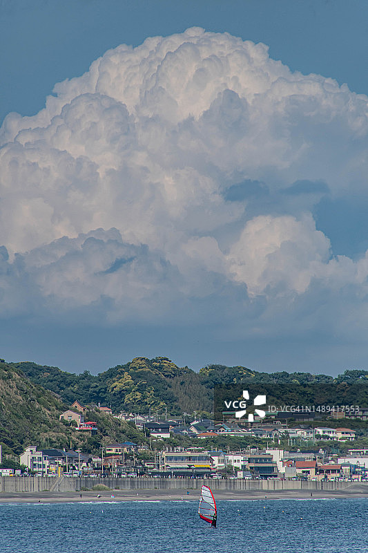 日本神奈川海滩上的夏日云图片素材