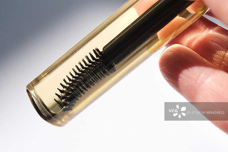女性手中用于眉毛和睫毛的活肤精油图片素材
