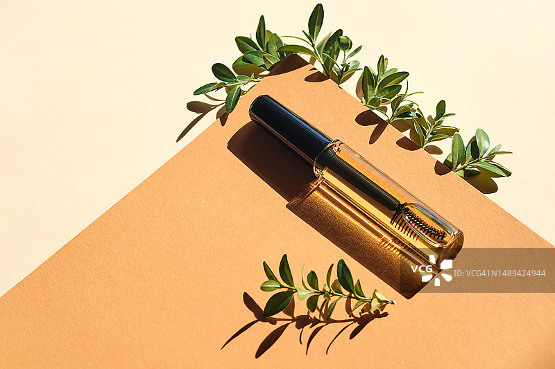 米色背景下的眉毛睫毛滋养油图片素材