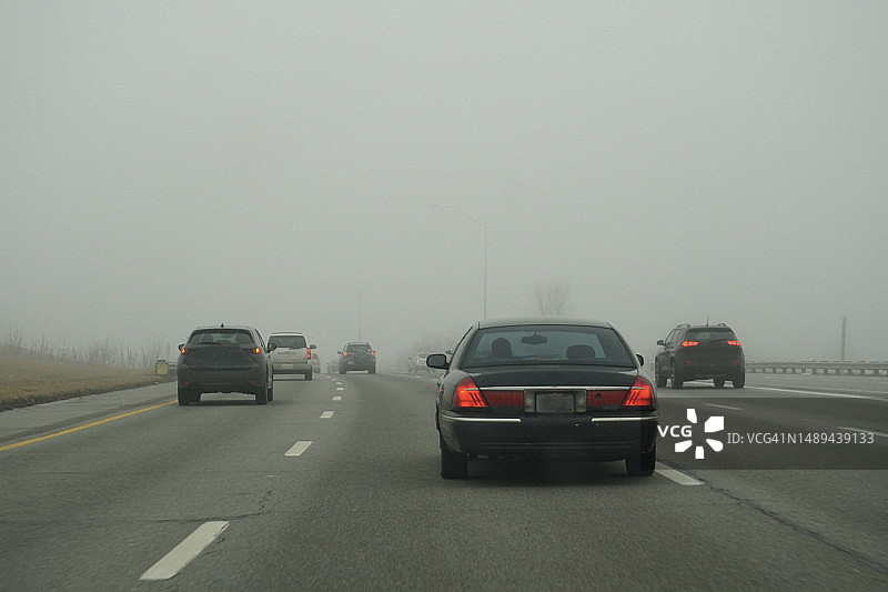 浓雾导致繁忙高速公路能见度降低图片素材