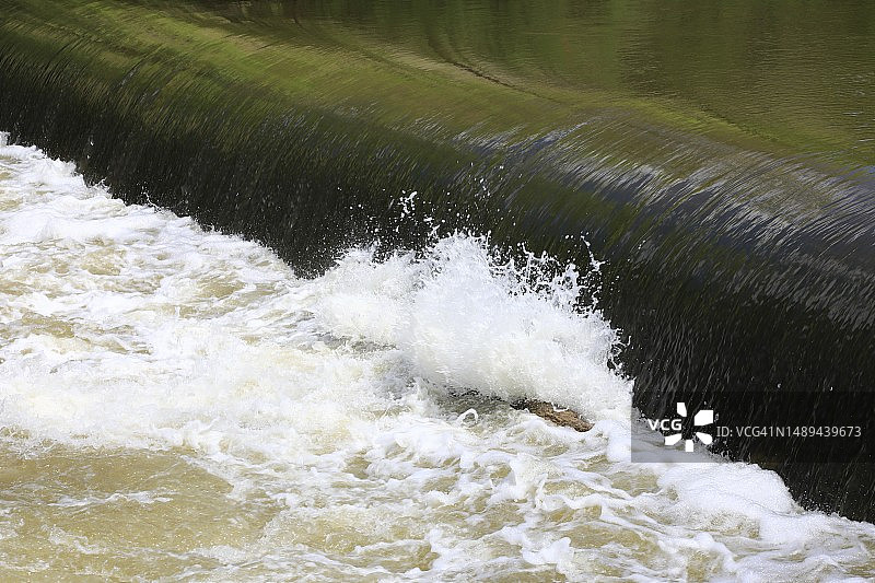 流过堤坝的流水图片素材