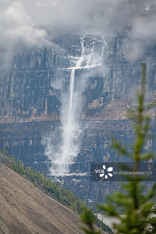 班夫国家公园六冰川平原小径悬崖上夏季降雪，加拿大阿尔伯塔省图片素材