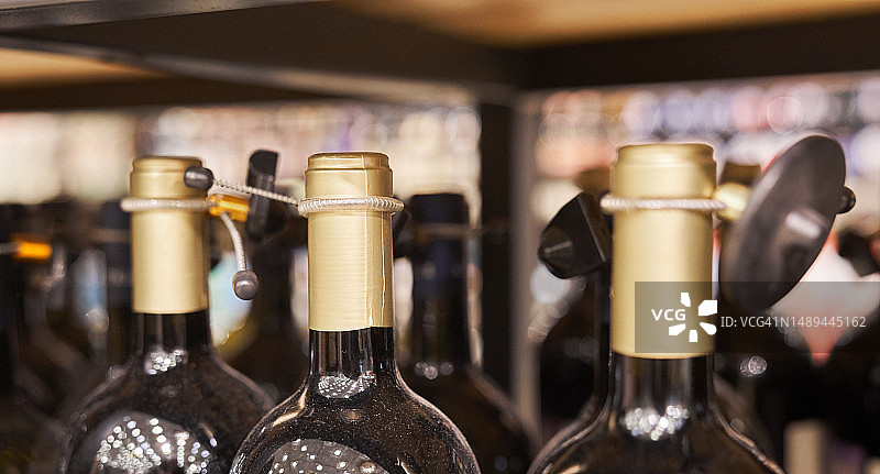 商店里的葡萄酒瓶货架，带有复制空间的背景图片素材