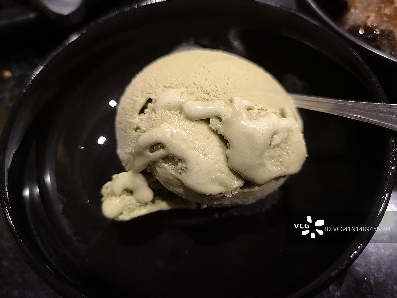 黑色杯子里的抹茶冰淇淋图片素材