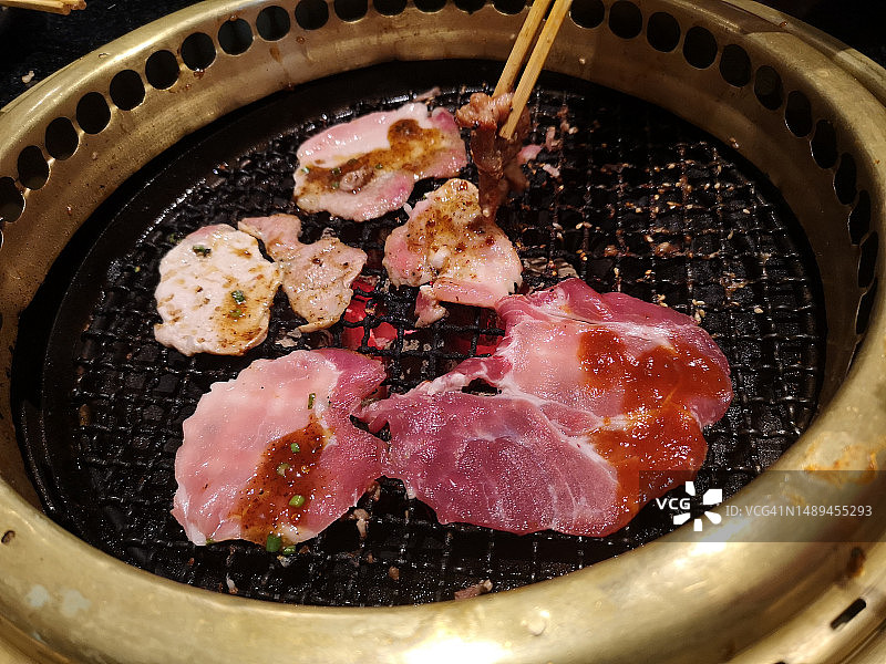 木炭烤架黄铜炉图片素材