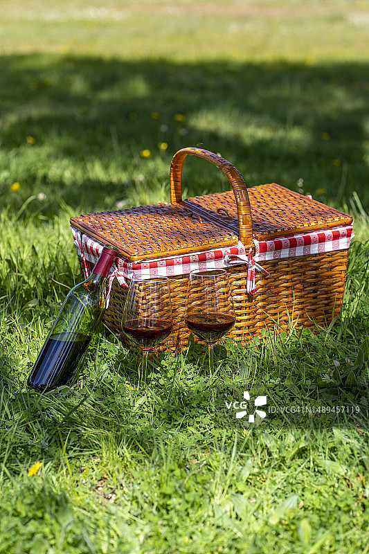 野餐篮，周末或假期野餐出发图片素材