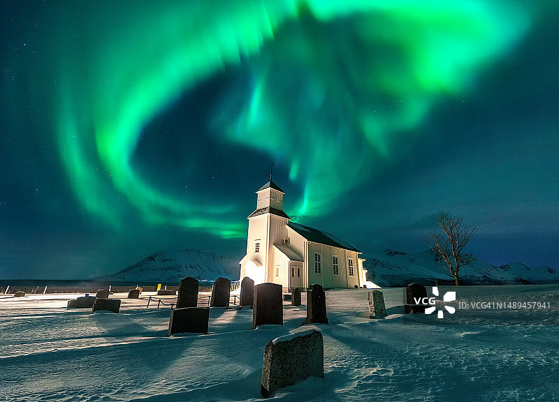 挪威罗弗敦群岛传统渔村的北极光和雪山，挪威墓地图片素材