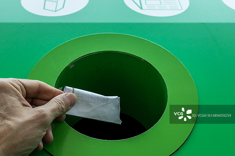 成年人在机场将纸扔进垃圾箱图片素材