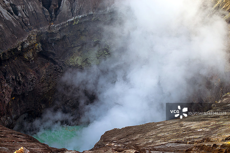 地球与云朵相遇：布罗莫火山的迷人景色图片素材