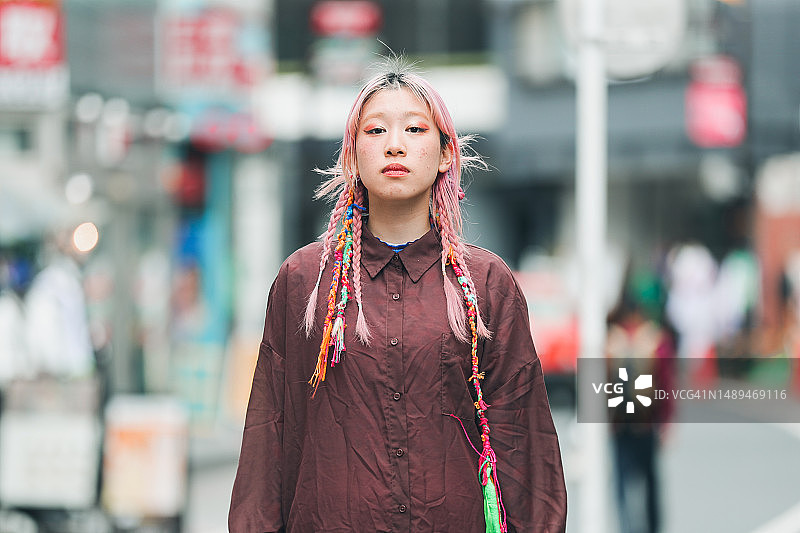 粉色头发的少女肖像图片素材