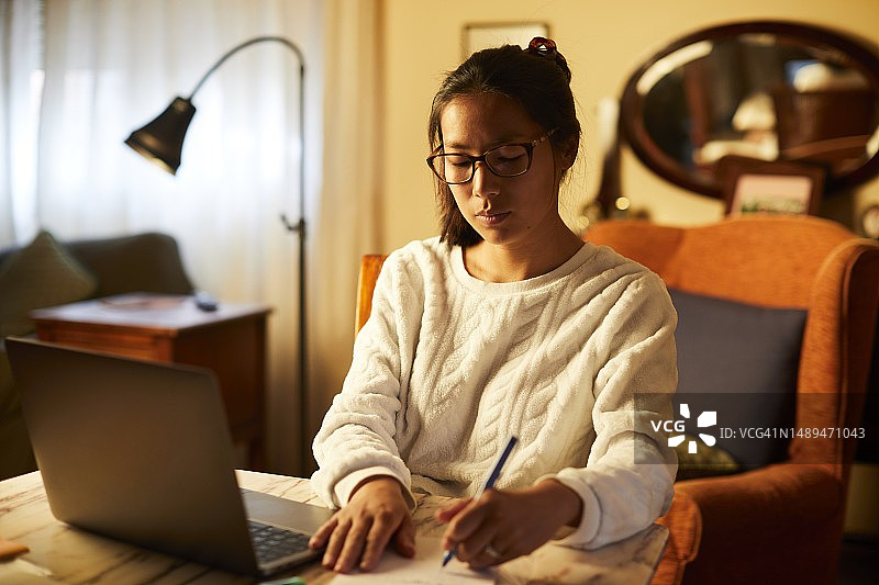 在家工作：深夜提高工作效率图片素材