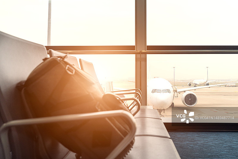 机场航站楼日落时分的旅客出发休息室图片素材