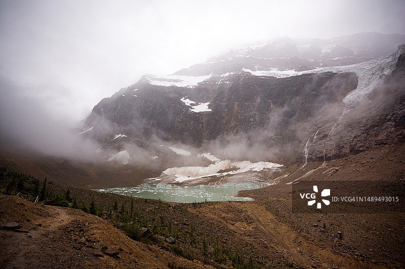 天使冰川，贾斯珀国家公园的伊迪丝·卡维尔山和冰川湖图片素材