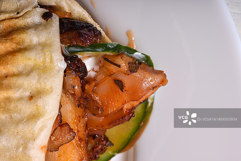 盘中土耳其烤肉卷图片素材