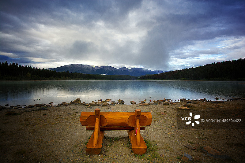 加拿大山区湖泊旁的木制长椅图片素材