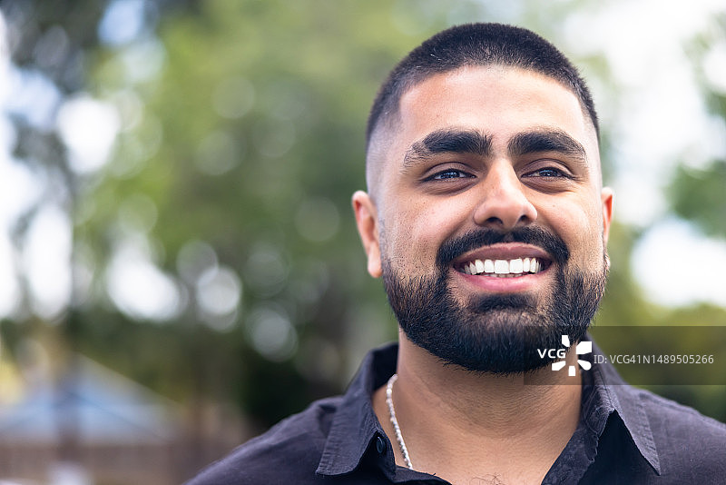 一个英俊的年轻印度男子的肖像图片素材