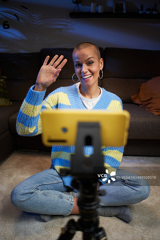 中年网红女性制作视频教程，发布在社交媒体或直播会话中图片素材