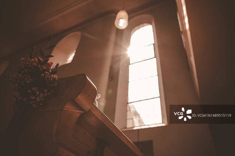 婚礼开始前阳光透过教堂窗户洒进来图片素材