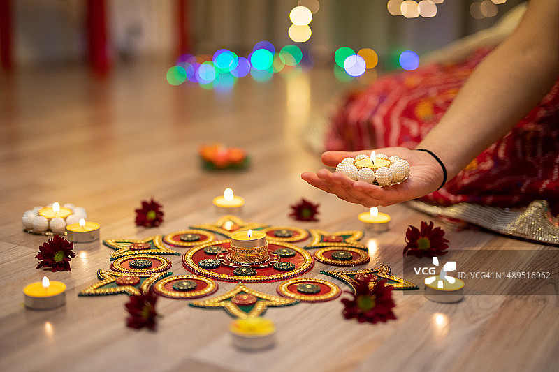 排灯节蓝果丽与油灯蜡烛装饰图片素材