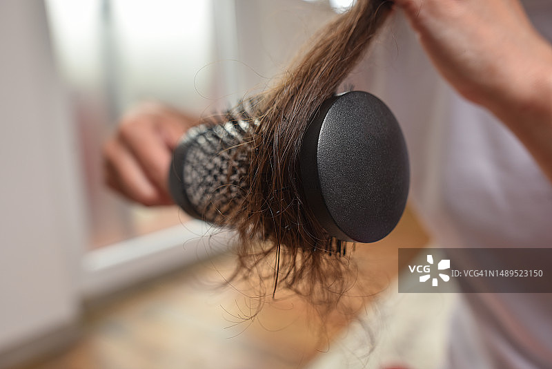 浴后梳头的女人图片素材