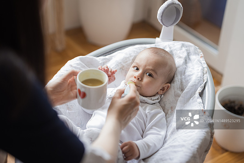 正在吃固体食物的婴儿图片素材