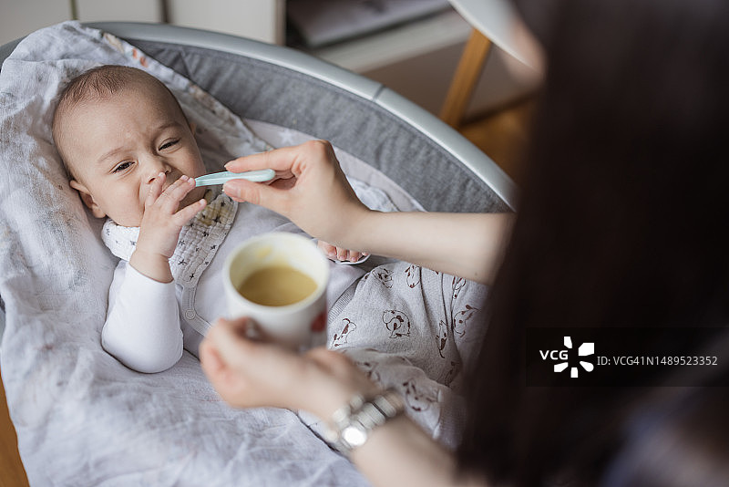 在汽车座椅上揉眼睛的男婴图片素材