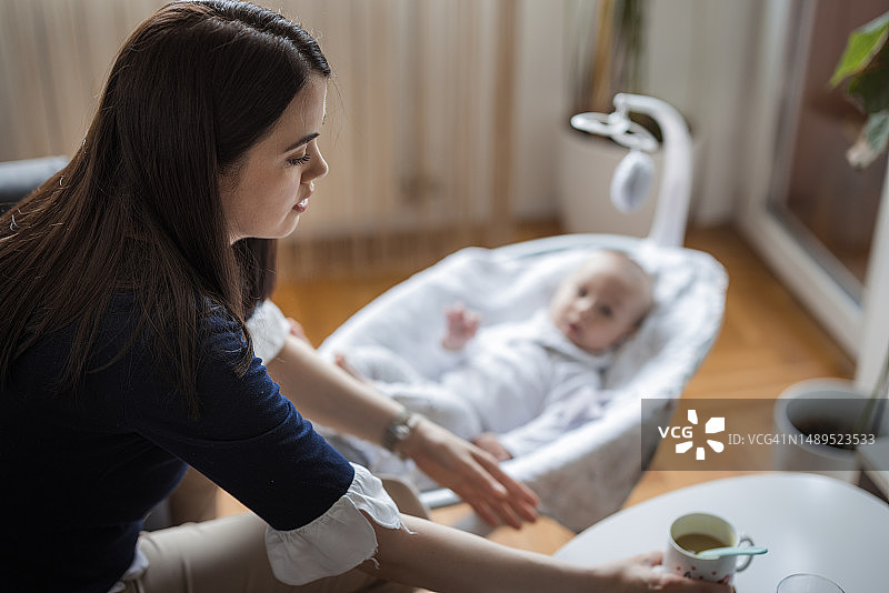 年轻女子喂婴儿图片素材