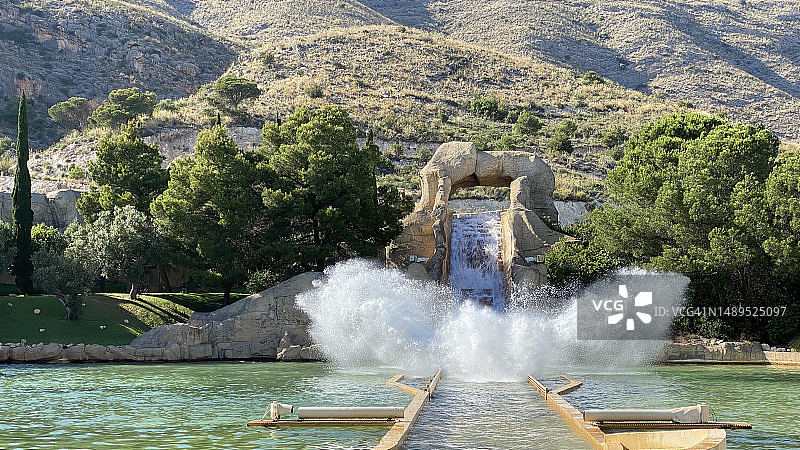 夏季水上乐园的水花飞溅图片素材