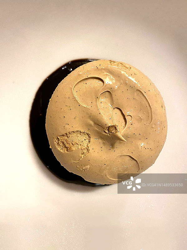 黑巧克力上的榛子奶油图片素材