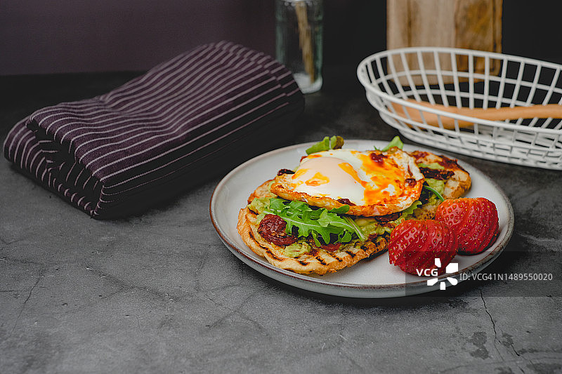 用酸面包和牛油果制成的健康烤面包：健康早餐理念图片素材