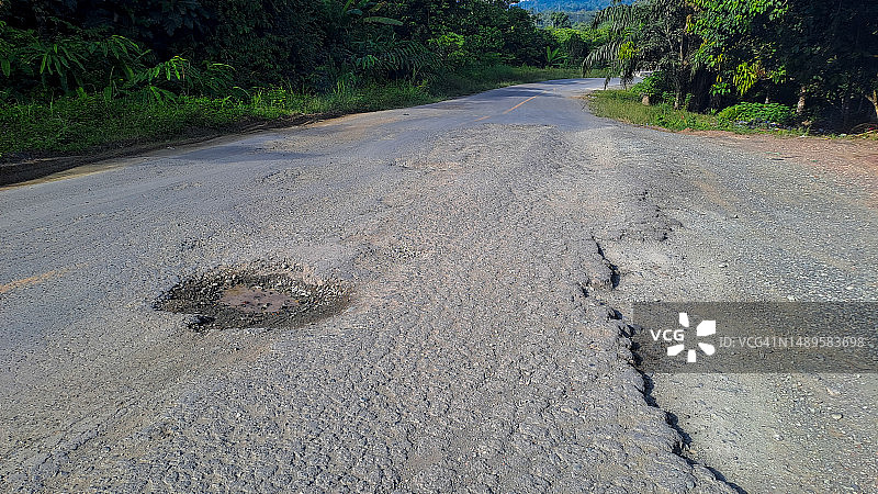 沥青路面坑洼图片素材